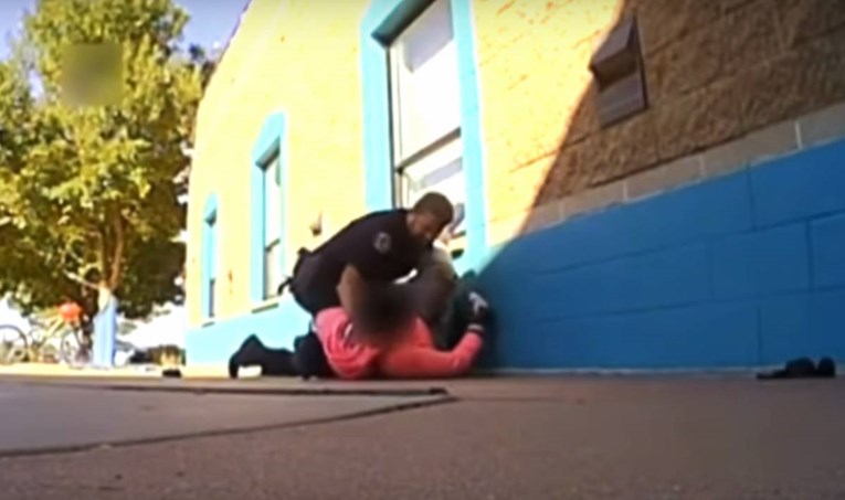 VIDEO Policajac u SAD-u tukao 11-godišnju učenicu, uzela je previše mlijeka